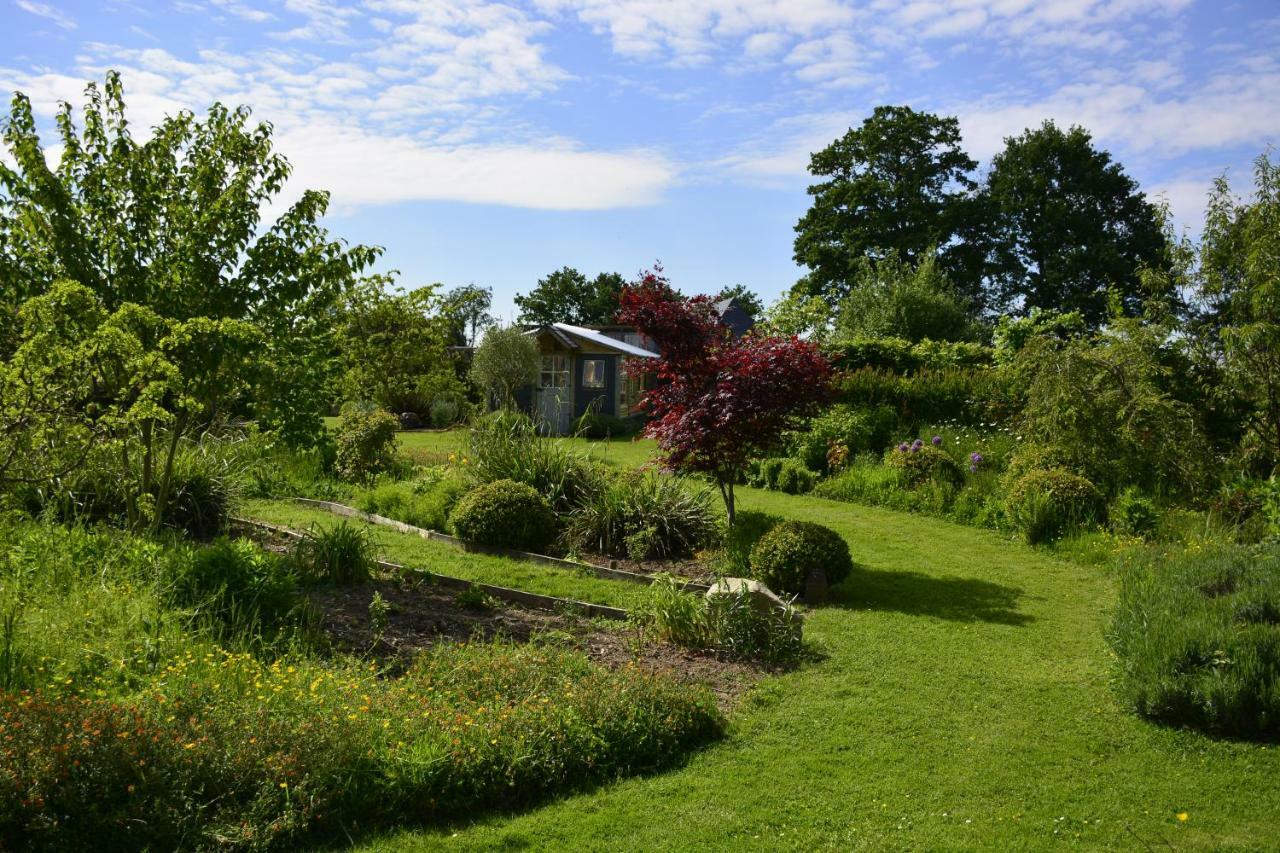 Gite "Cote Jardin" Vannecrocq Exterior photo